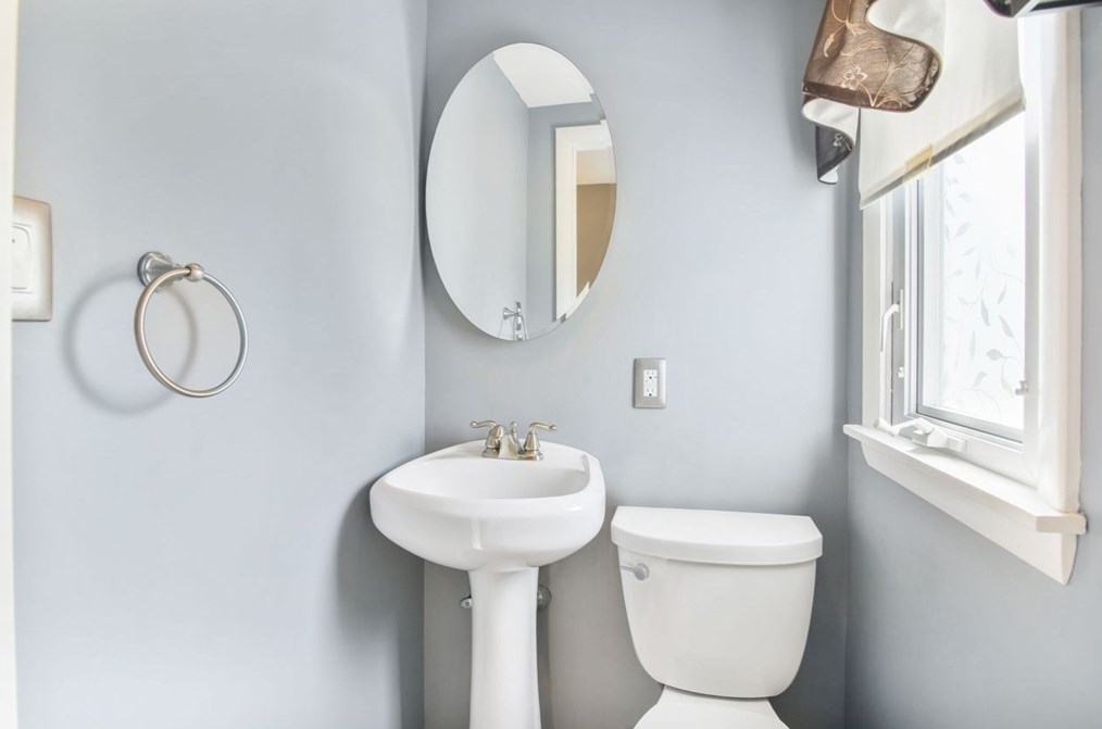 1066 Amostown Rd, West Springfield MA  01089-4304 exterior