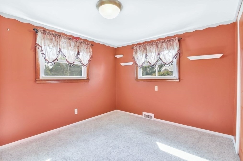 1066 Amostown Rd, West Springfield MA  01089-4304 exterior