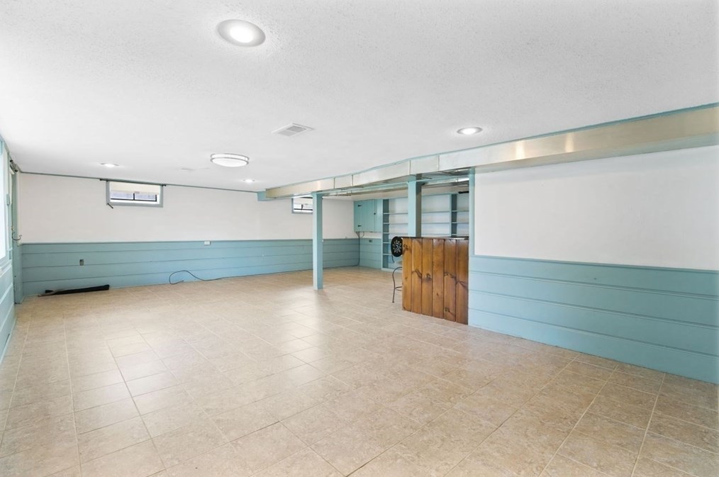 1066 Amostown Rd, West Springfield MA  01089-4304 exterior