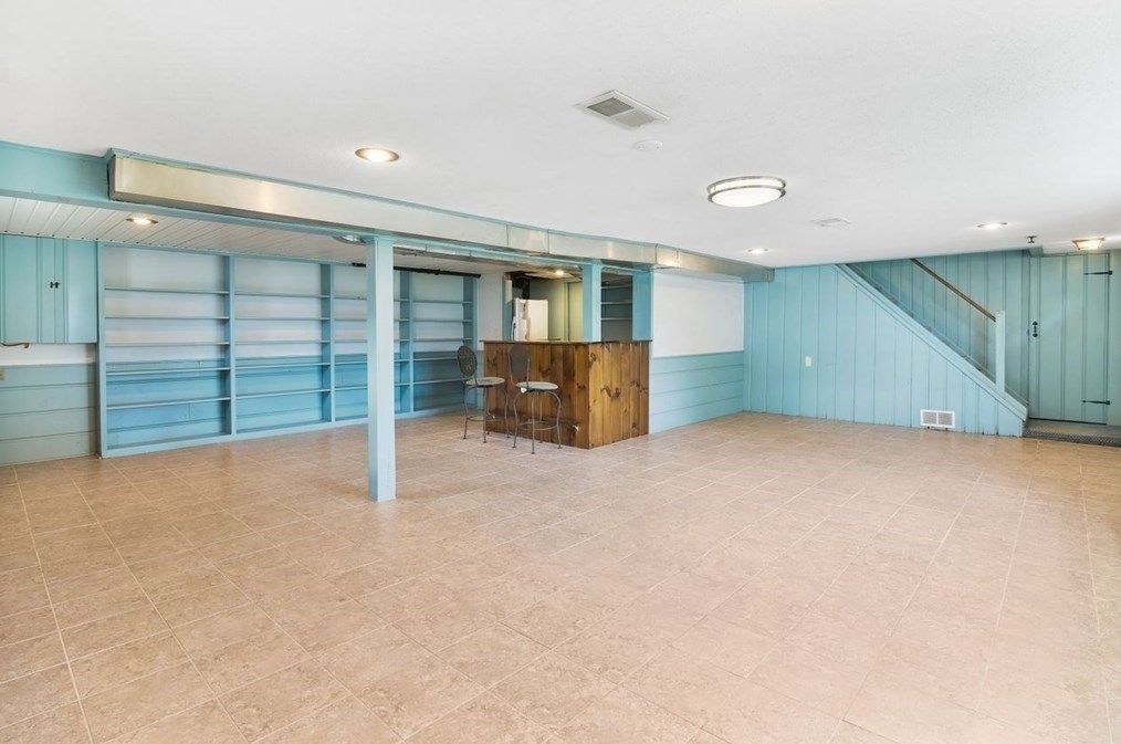 1066 Amostown Rd, West Springfield MA  01089-4304 exterior