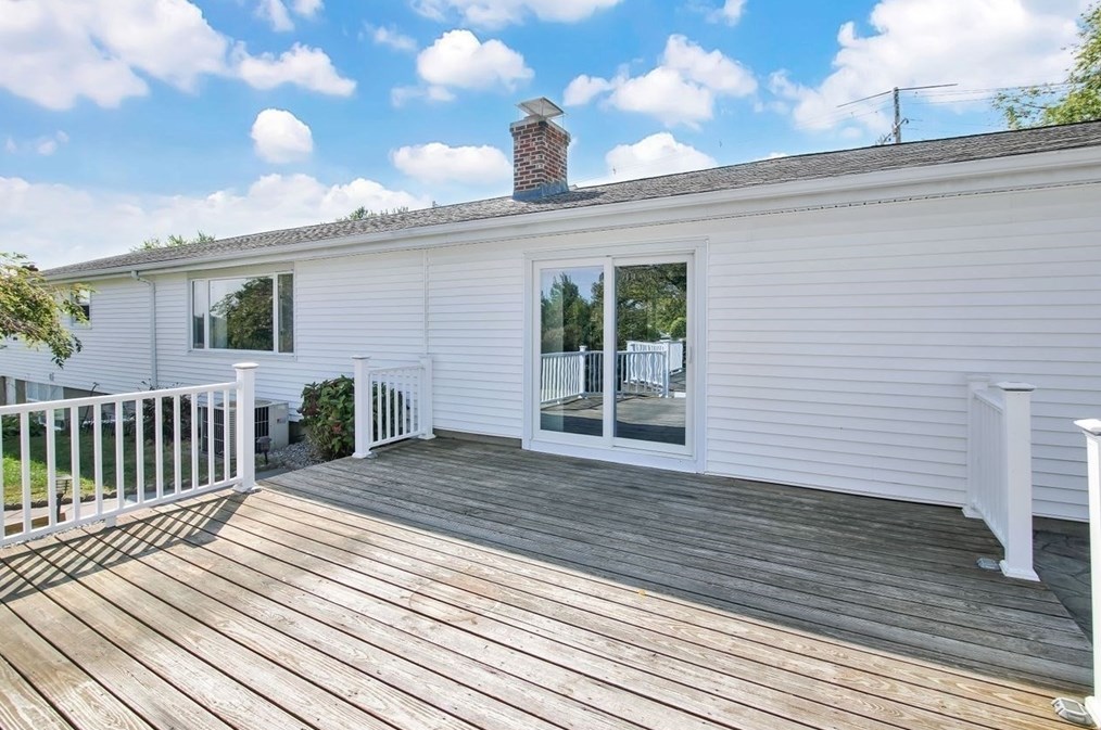 1066 Amostown Rd, West Springfield MA  01089-4304 exterior