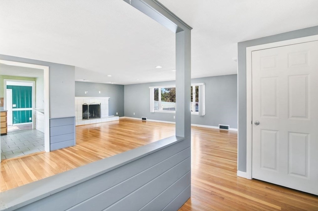 1066 Amostown Rd, West Springfield MA  01089-4304 exterior