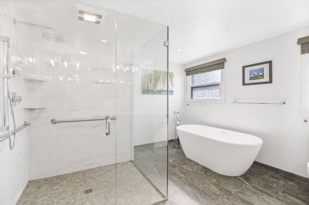 1066 Amostown Rd, West Springfield MA  01089-4304 exterior