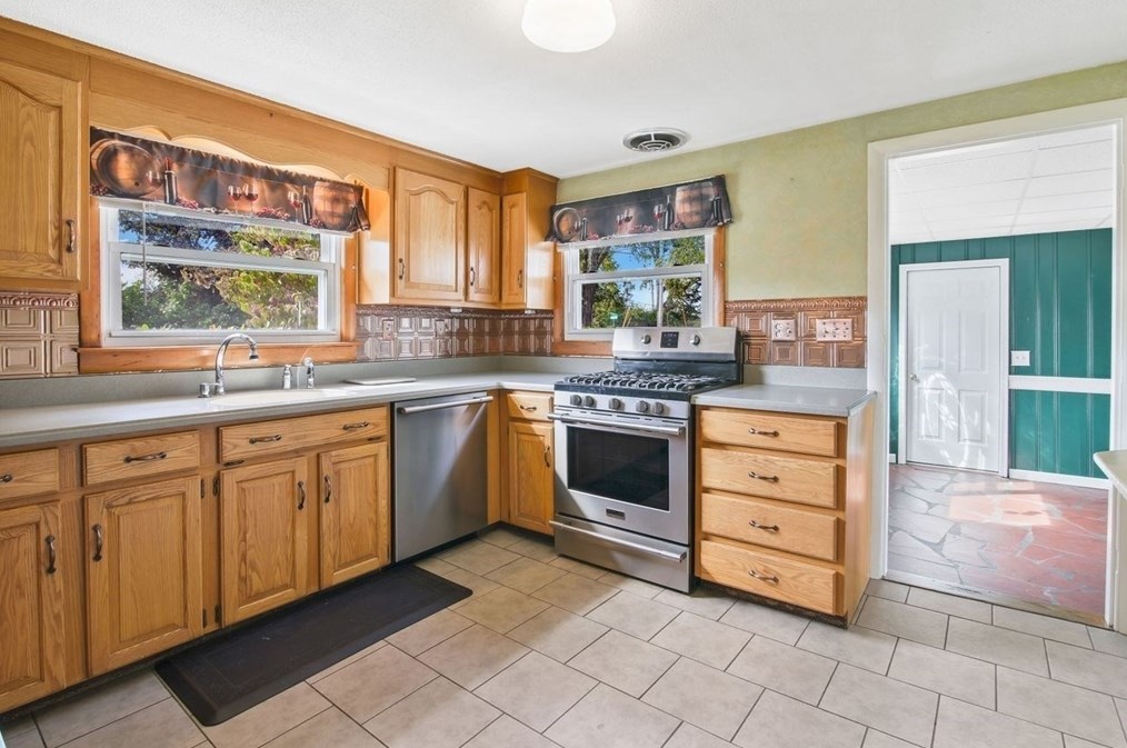 1066 Amostown Rd, West Springfield MA  01089-4304 exterior