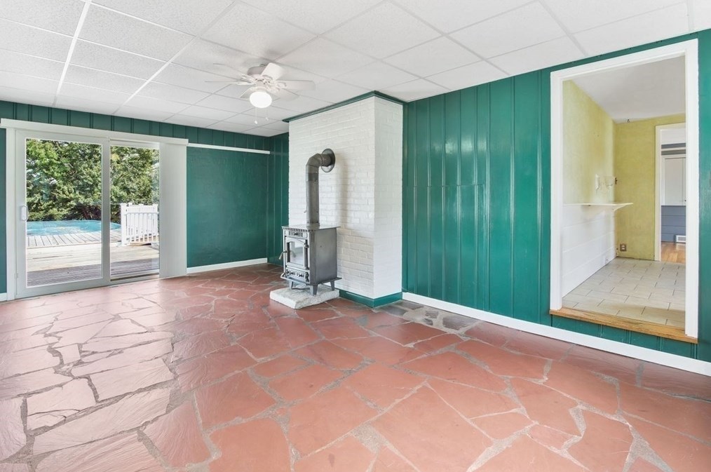 1066 Amostown Rd, West Springfield MA  01089-4304 exterior