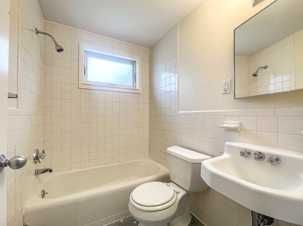 623 Quincy Shore Dr, Quincy MA 02170-2225 exterior