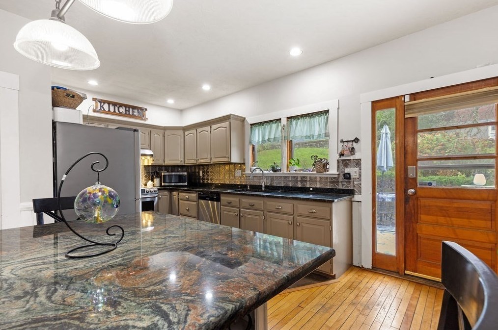 9 Dixon Ave, Worcester, MA 01605