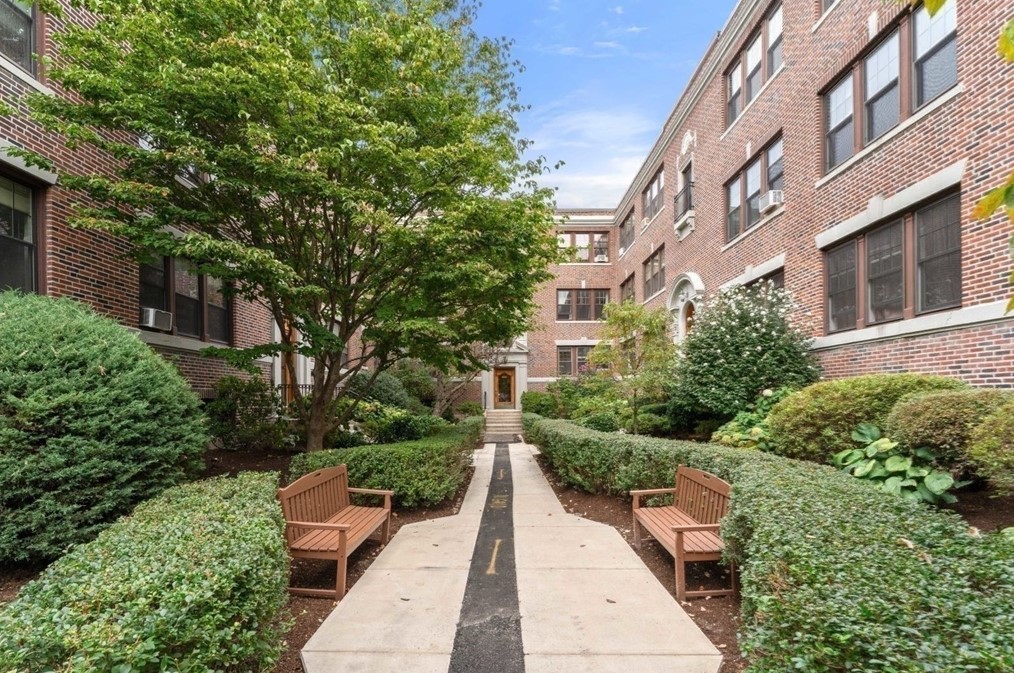 401 Washington St, Brookline MA  02446-6125 exterior