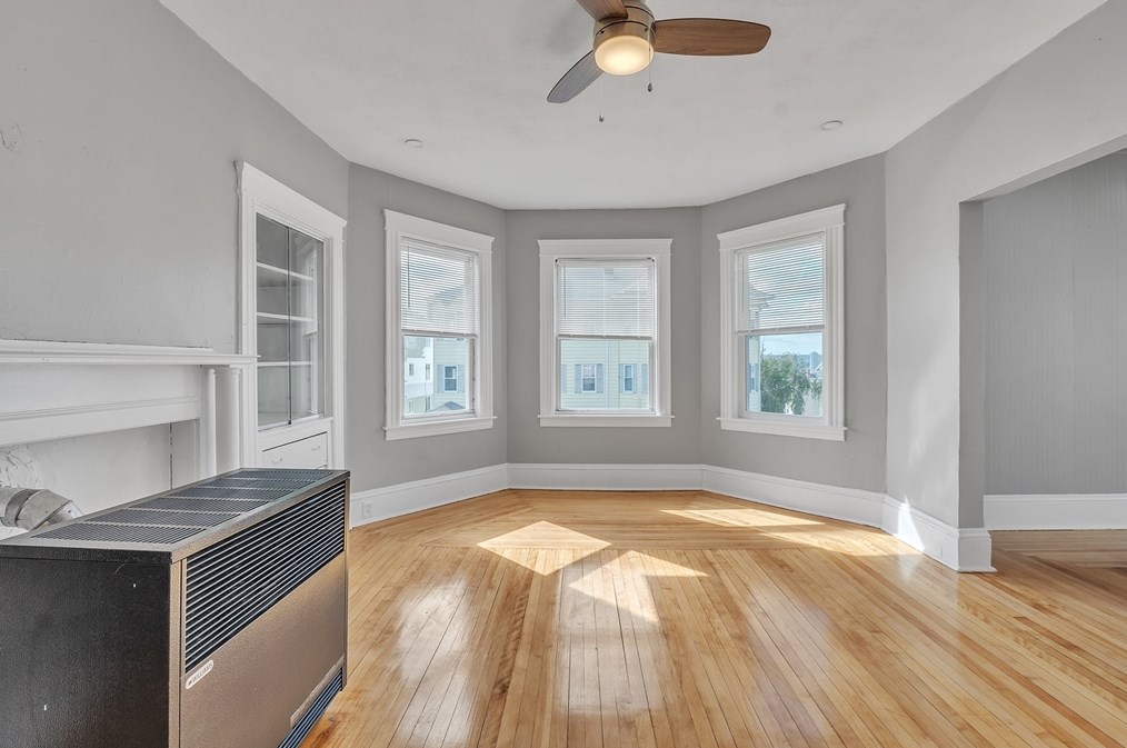 62 Plantation St, Worcester, MA 01604-4764