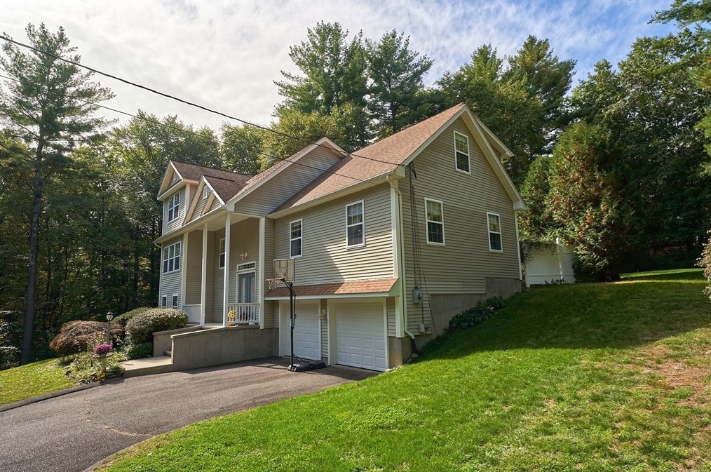 17 Miller Ave, Southampton, MA 01073-9480