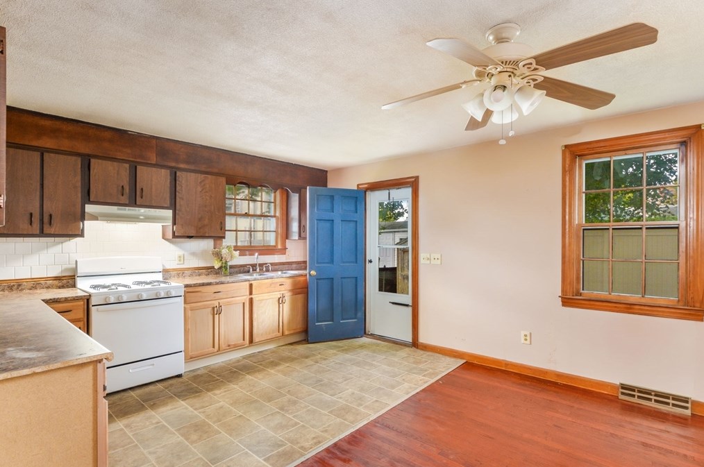 234 Pne Grv St, New Bedford MA 02745-2615 exterior