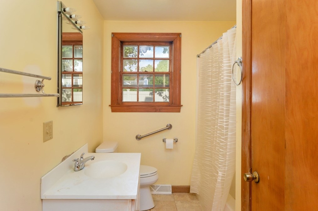 234 Pne Grv St, New Bedford MA 02745-2615 exterior