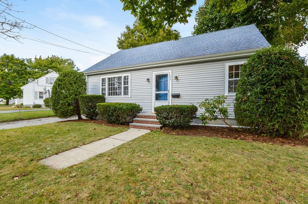 234 Pne Grv St, New Bedford MA 02745-2615 exterior