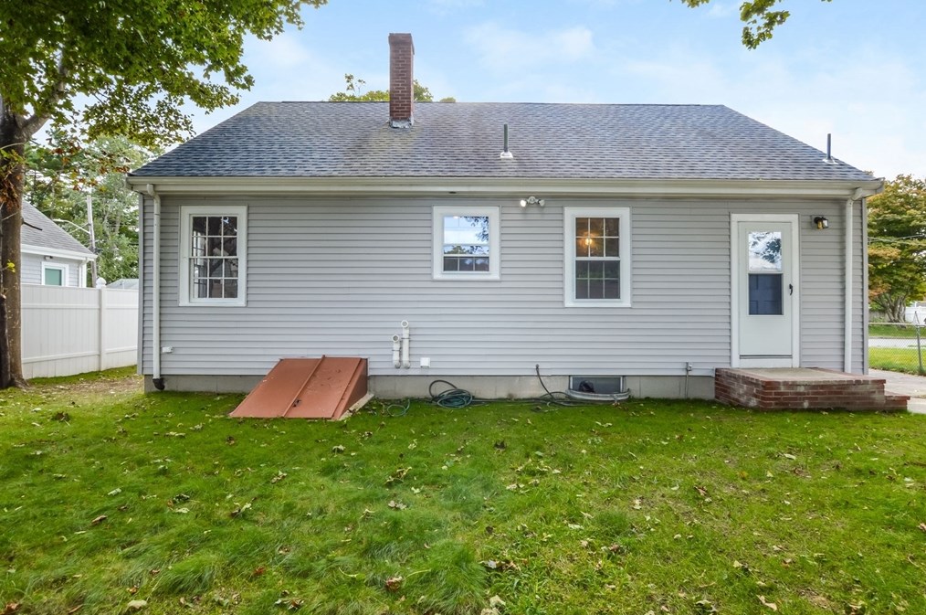 234 Pne Grv St, New Bedford MA 02745-2615 exterior