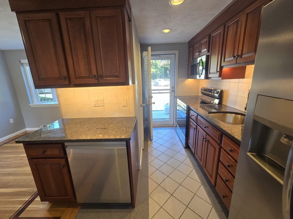 40 Lake St #b, Winchester, MA 01890