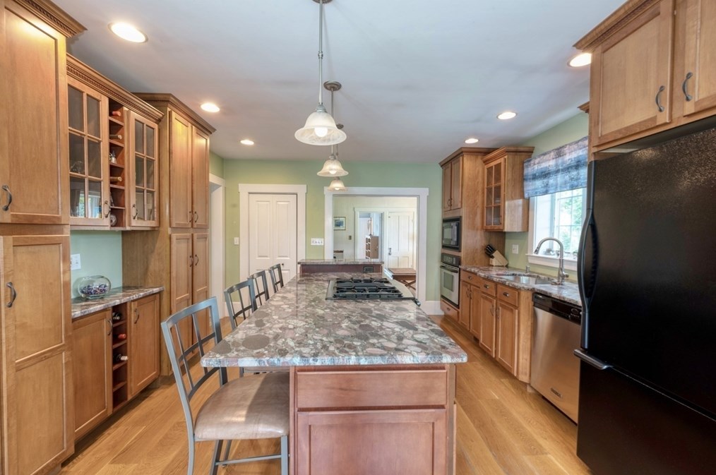 302 Pleasant St, Weymouth MA 02190-2621 exterior