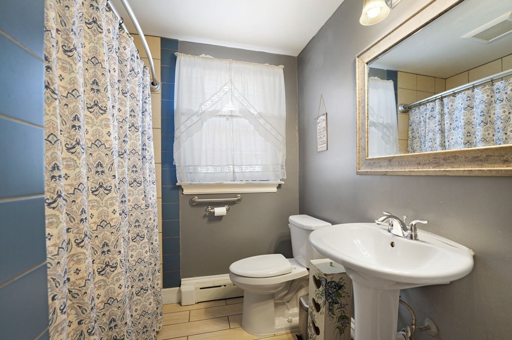 55 Lexington Ave, Dartmouth MA 02747-3407 exterior