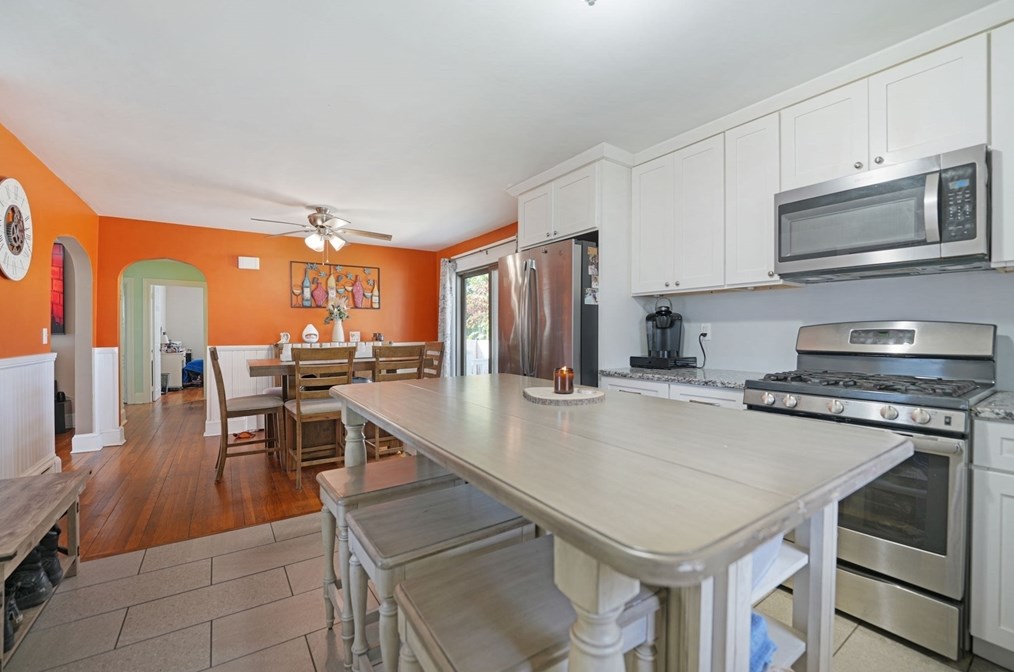 55 Lexington Ave, Dartmouth MA 02747-3407 exterior