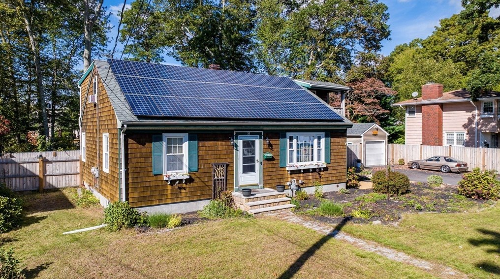 55 Lexington Ave, Dartmouth, MA 02747-3407