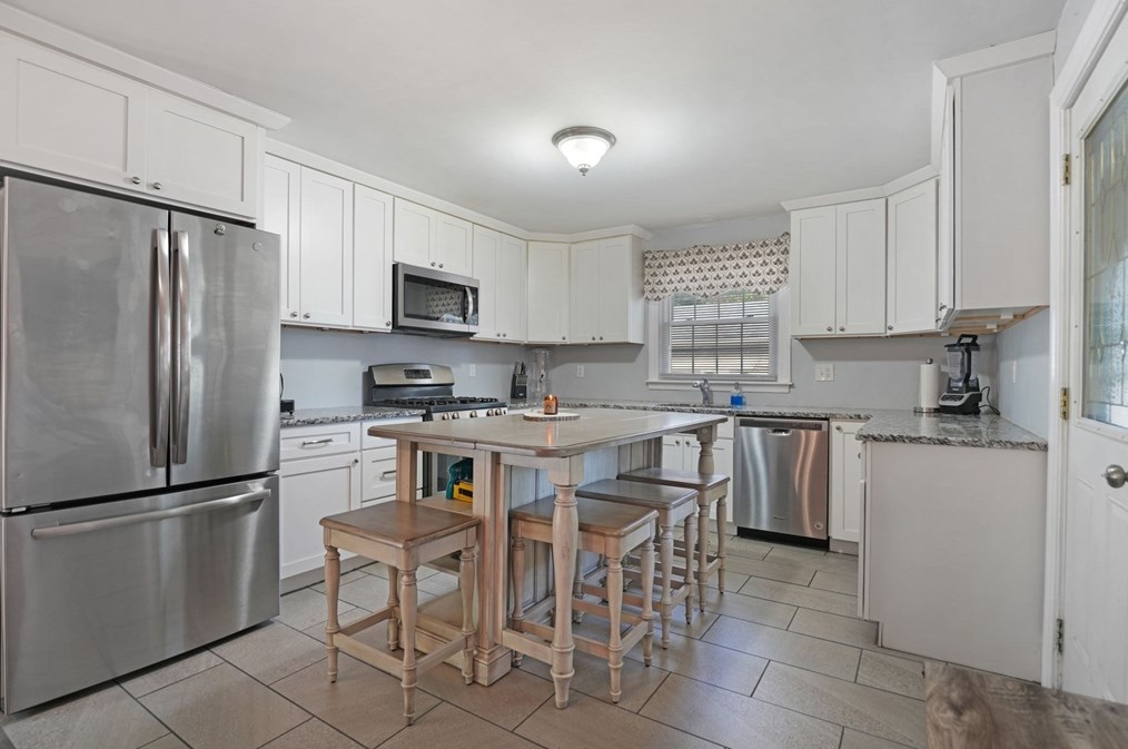 55 Lexington Ave, Dartmouth MA 02747-3407 exterior