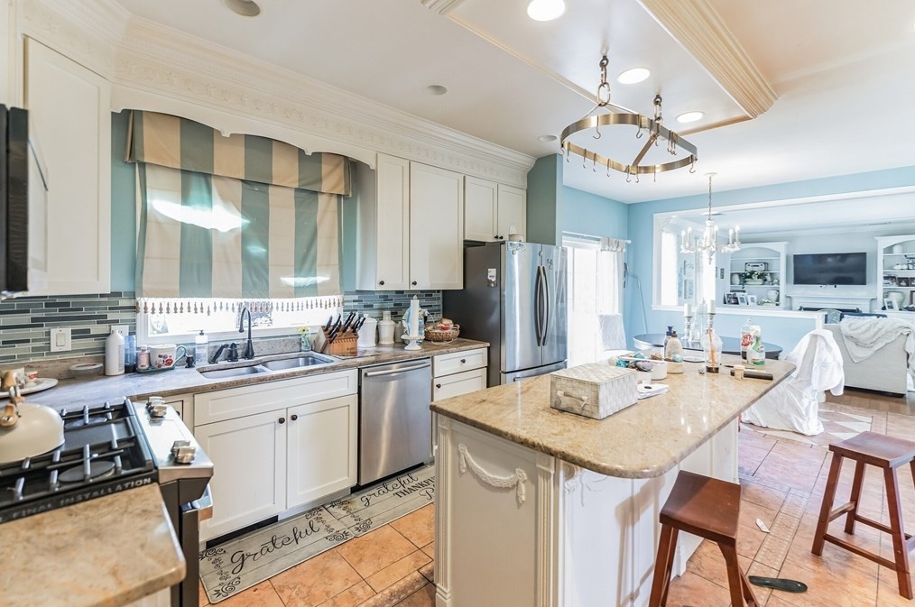 1 Aster Ln, Dartmouth, MA 02748 exterior