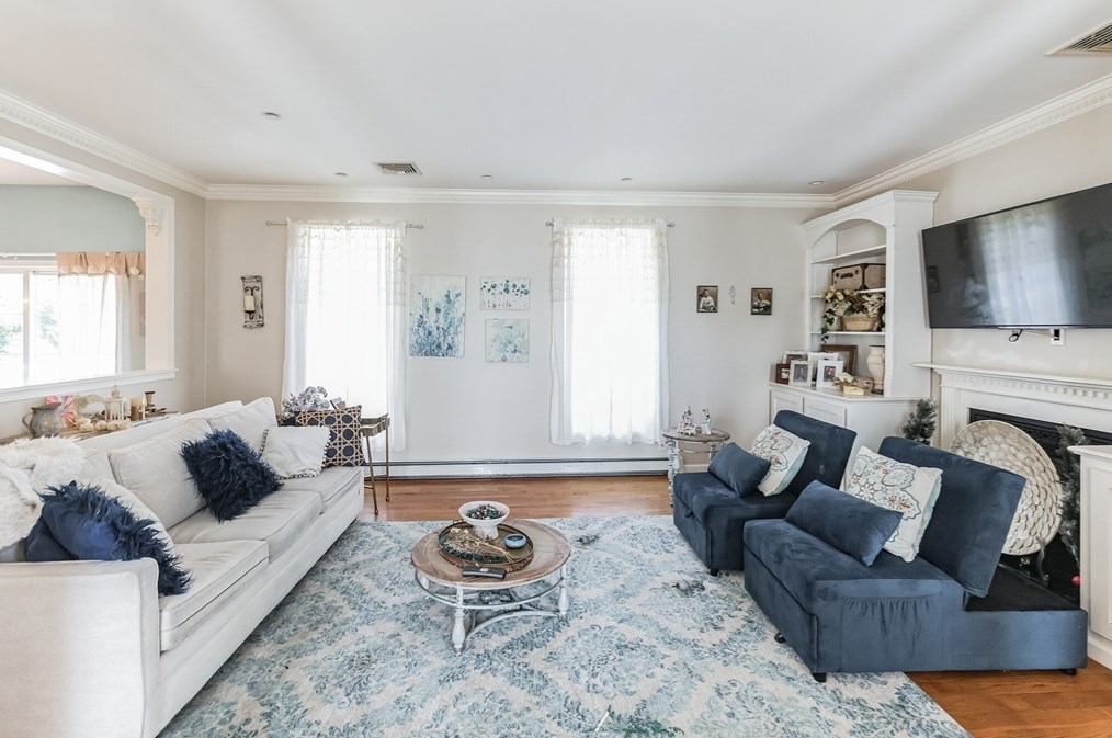 1 Aster Ln, Dartmouth MA 02748-1785 exterior