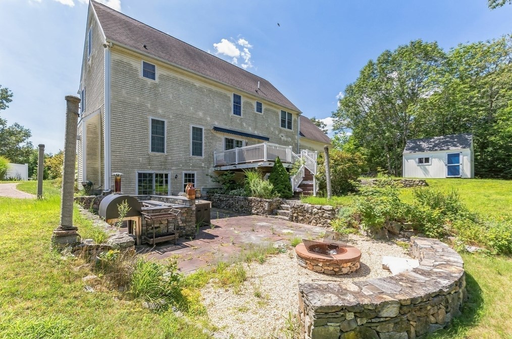 1 Aster Ln, Dartmouth MA 02748-1785 exterior