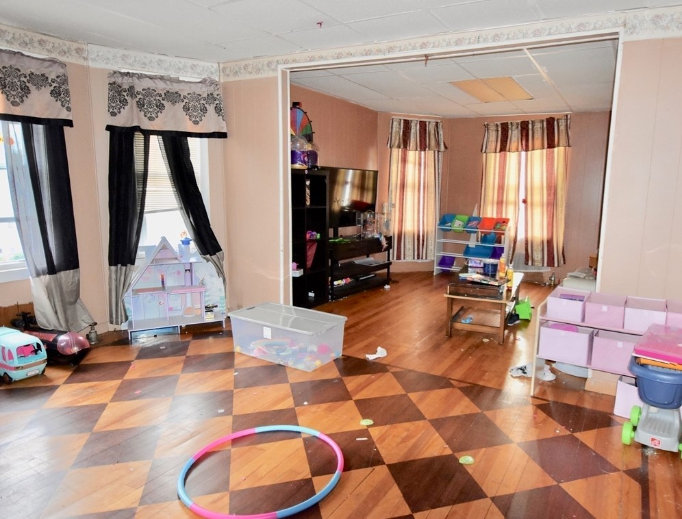 36 Plantation St, Worcester MA 01604-4756 exterior