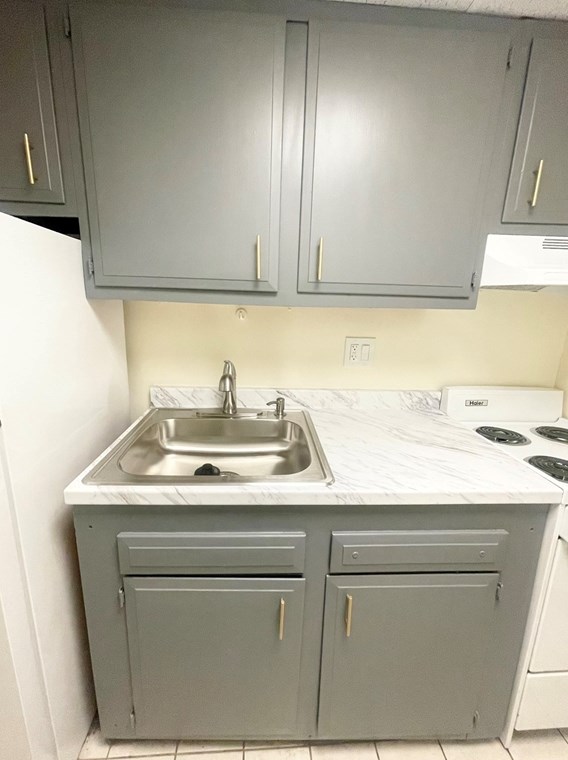 11 Grove St #1, Boston, MA 02114