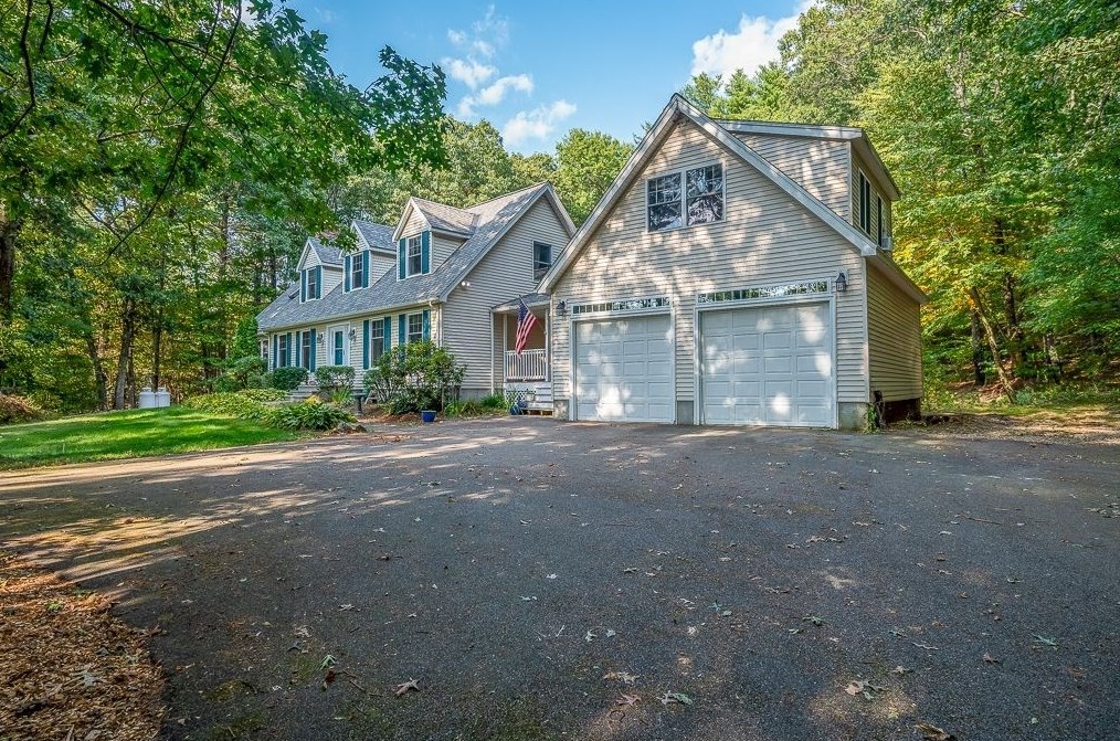 8 Plumbley Rd, Upton, MA 01568 exterior
