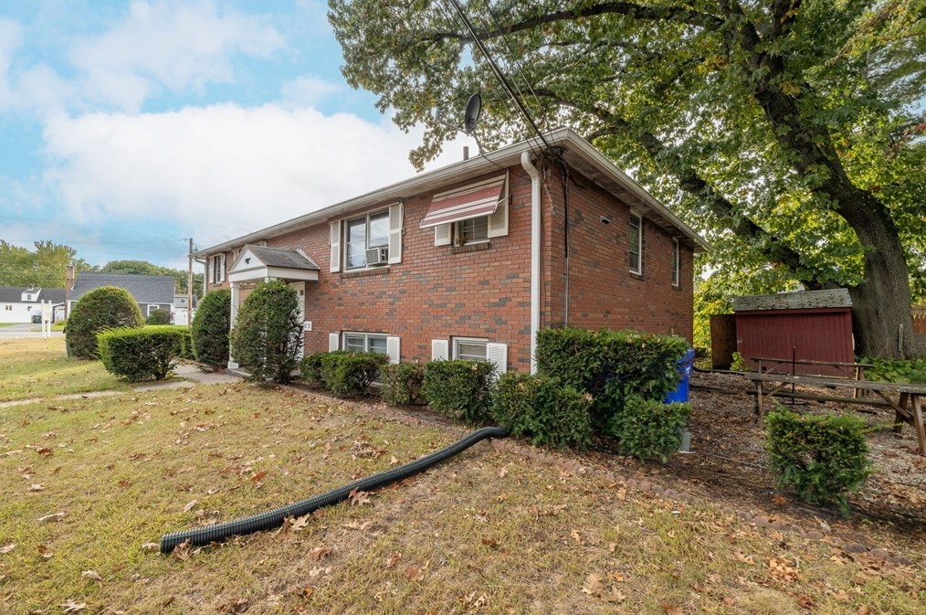 8 Woodstock St, Springfield, MA 01104