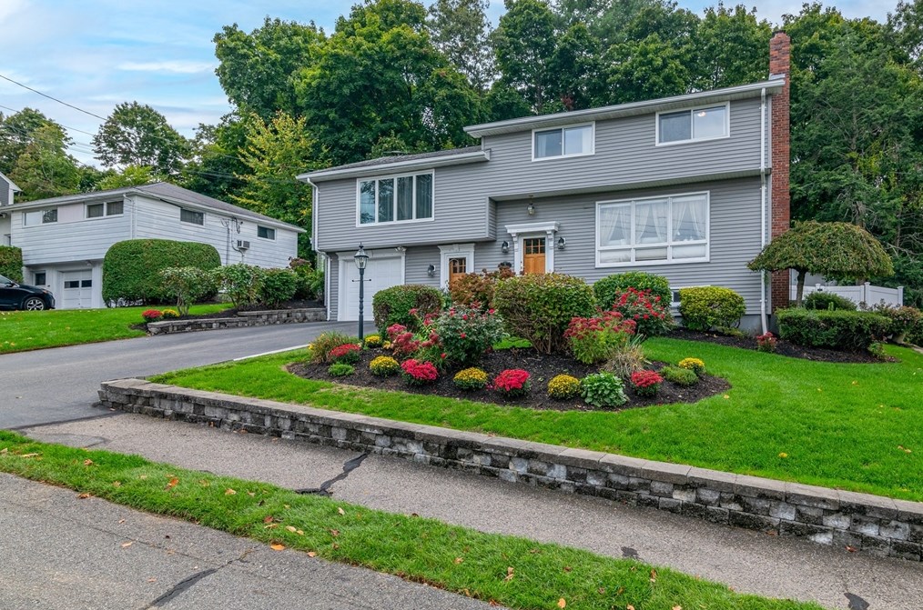 76 Woodbine Cir, Needham, MA 02494 exterior