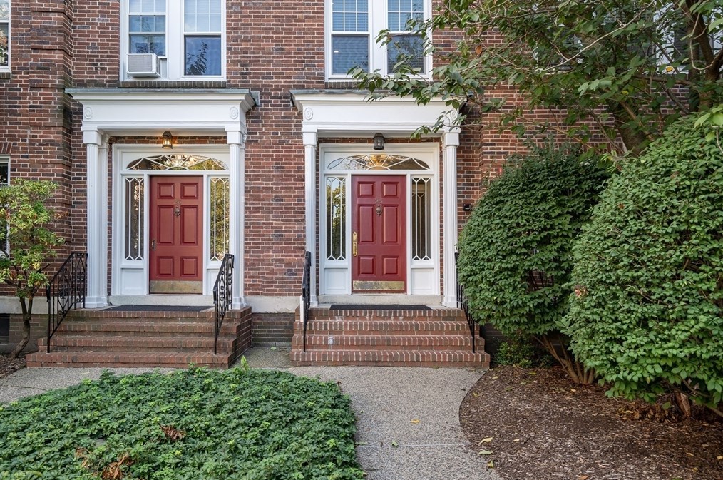 25 Alton Ct, Brookline MA  02446-6503 exterior