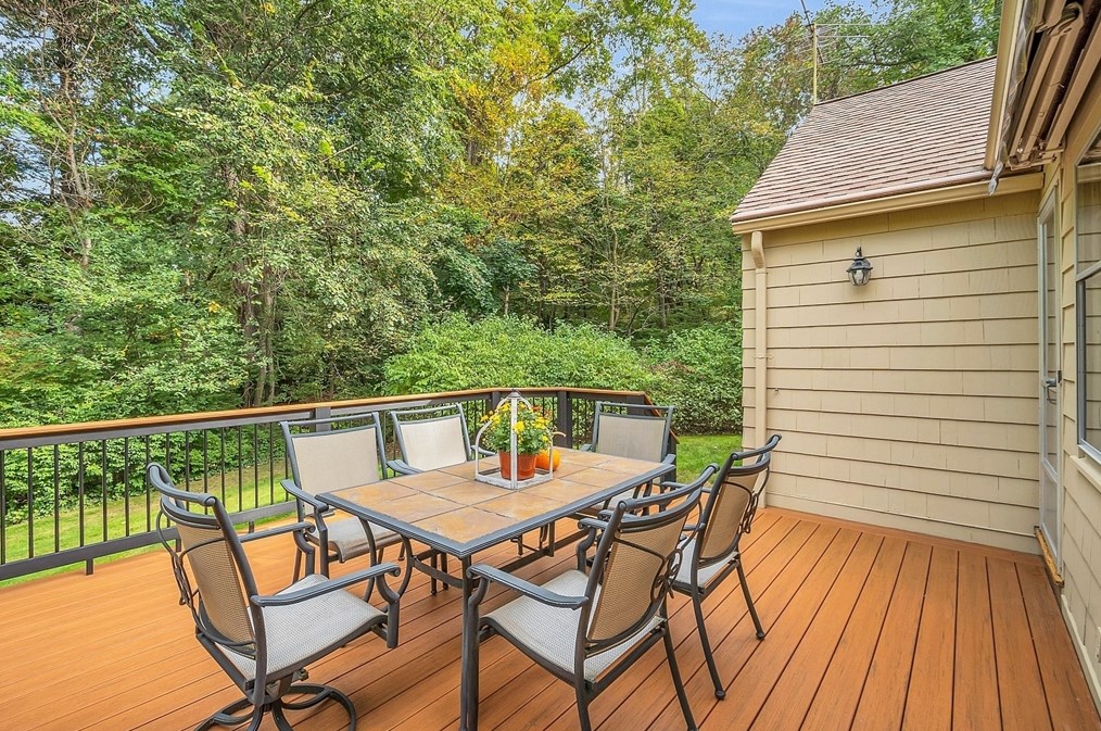 44 Thomas Dr, Chelmsford MA 01824-2010 exterior