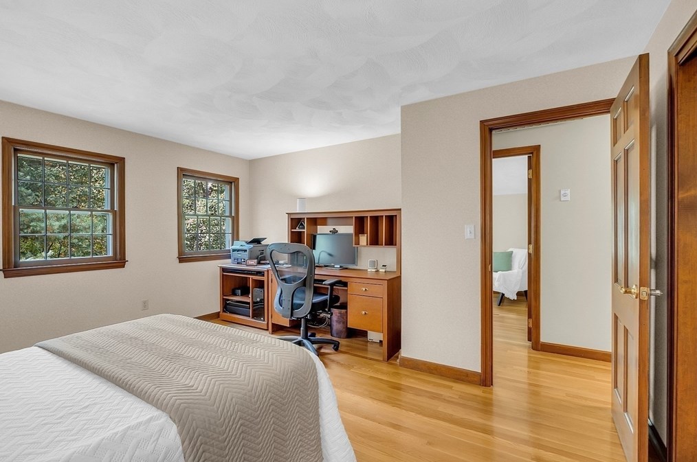 44 Thomas Dr, Chelmsford MA 01824-2010 exterior