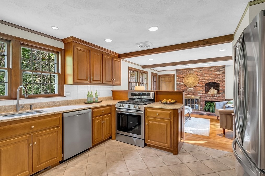 44 Thomas Dr, Chelmsford MA 01824-2010 exterior