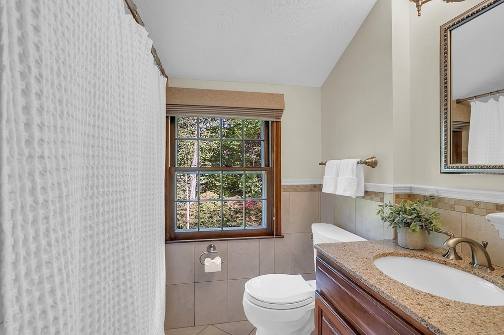 44 Thomas Dr, Chelmsford MA 01824-2010 exterior