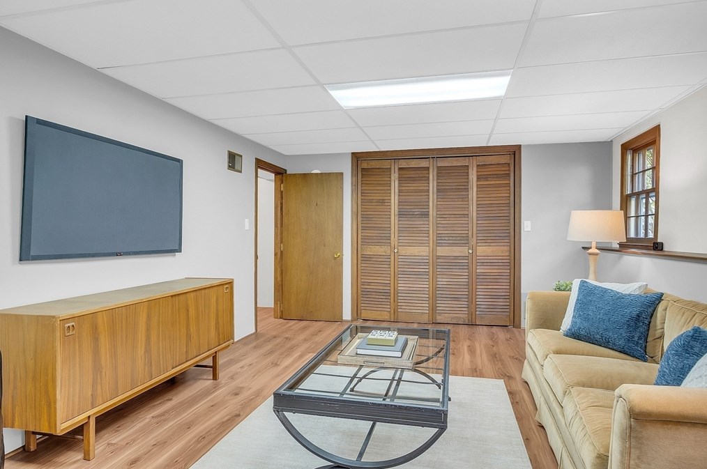 44 Thomas Dr, Chelmsford MA 01824-2010 exterior