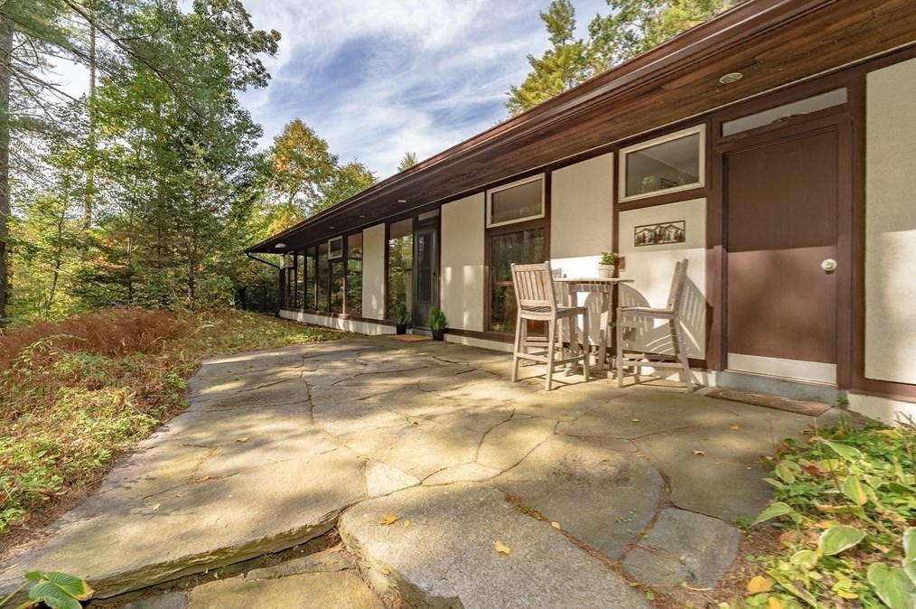 144 N Valley Rd, Amherst, MA 01002