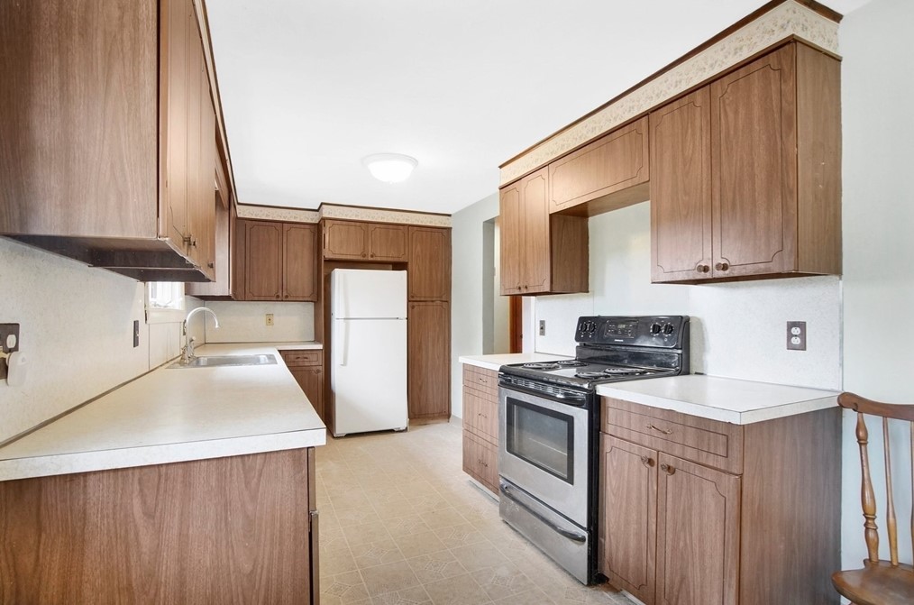 75 Hadley St, South Hadley MA 01075-1047 exterior