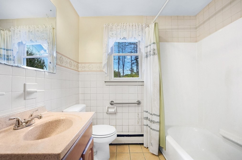 75 Hadley St, South Hadley MA 01075-1047 exterior