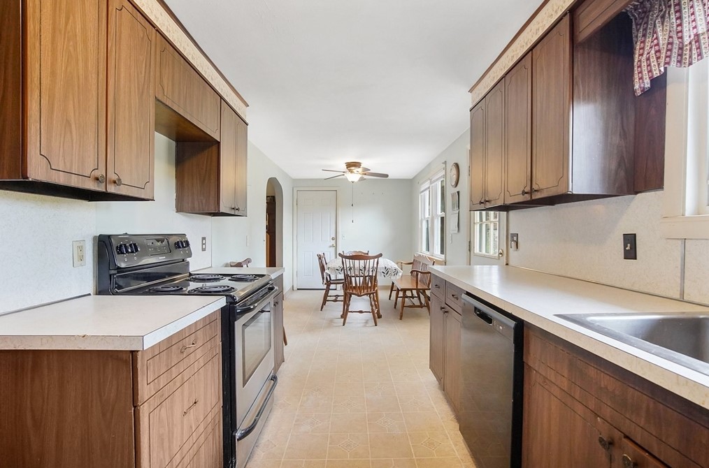 75 Hadley St, South Hadley MA 01075-1047 exterior