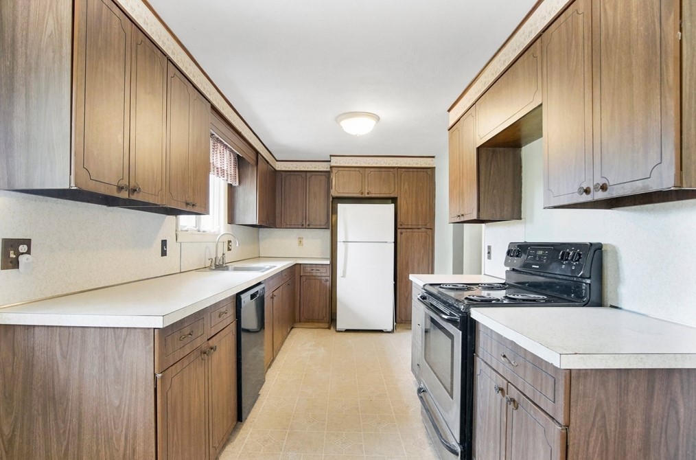 75 Hadley St, South Hadley MA 01075-1047 exterior