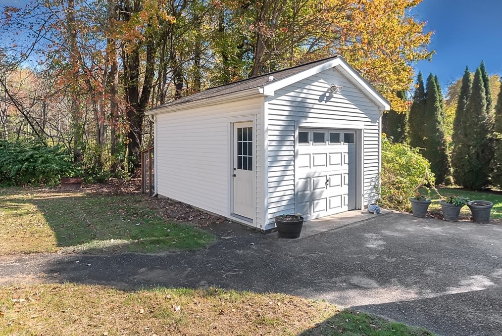 2677 Main St, Lancaster MA 01523-2327 exterior