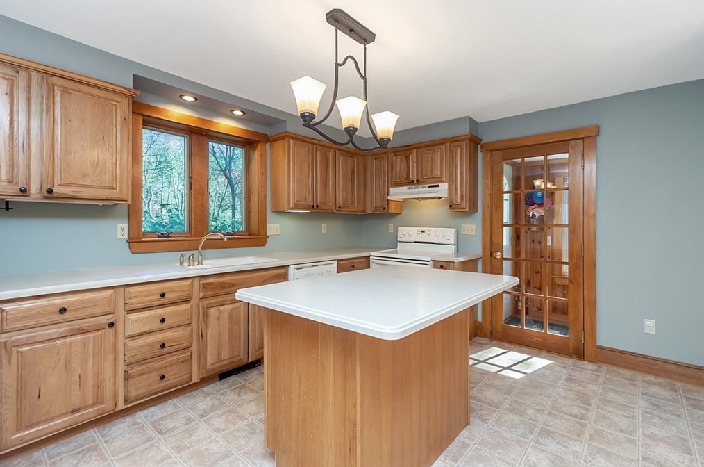 2677 Main St, Lancaster MA 01523-2327 exterior