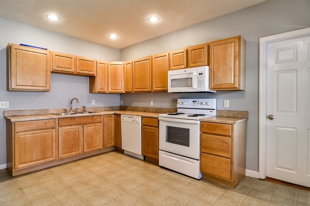 99 Howe St, Marlborough, MA 01752 exterior