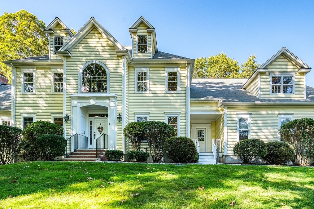 7 Dudley Rd, Mendon, MA 01756