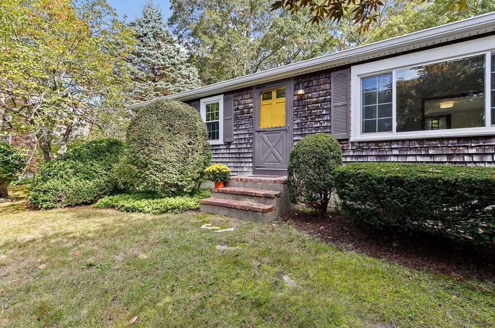 9 Cranberry Cir, Plymouth, MA 02360