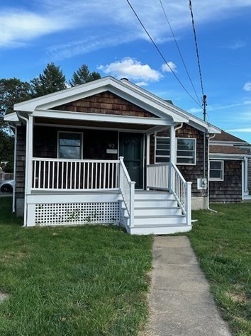 92 Pine St, Swansea, MA 02777-2001