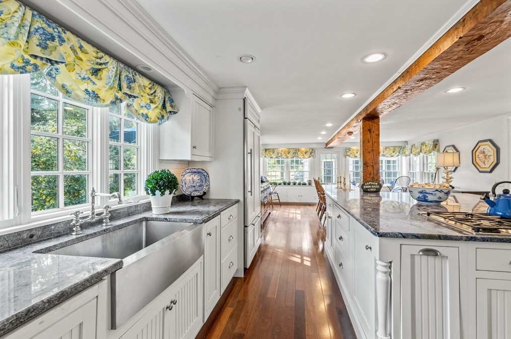 4259 Main St, Barnstable MA 02630-1140 exterior